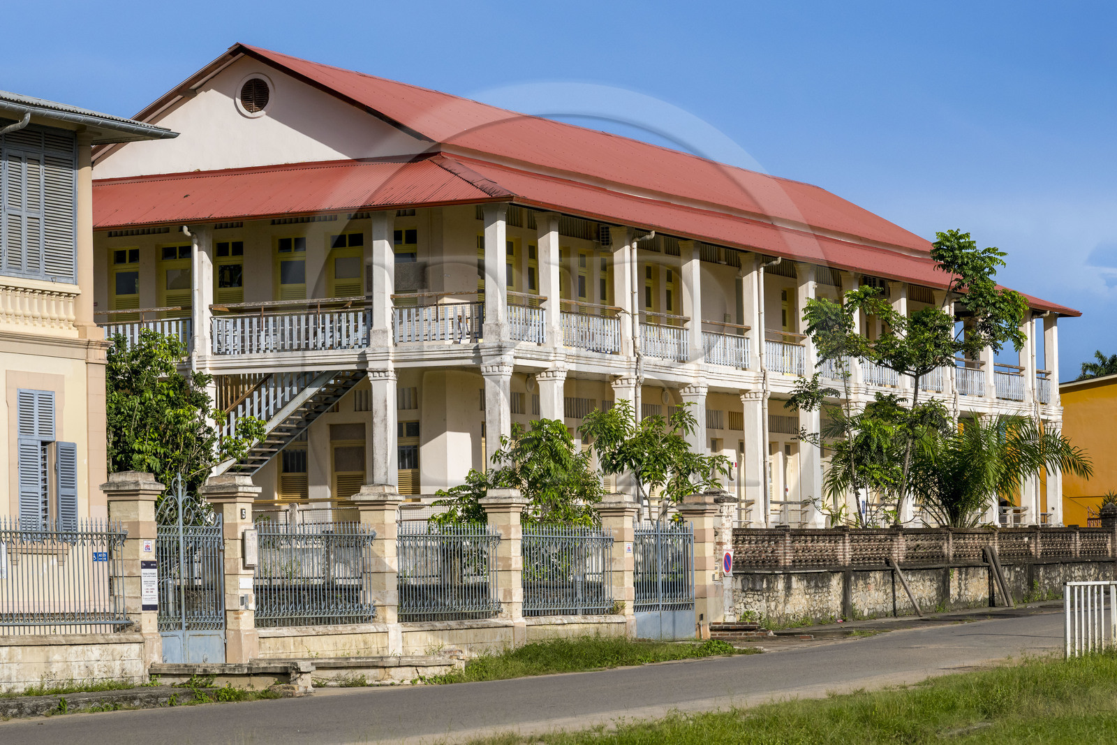 France, Guyane, Saint-Laurent-du-Maroni, immeuble administratif de style colonial avenue du Lieutenant-Colonel Chandon