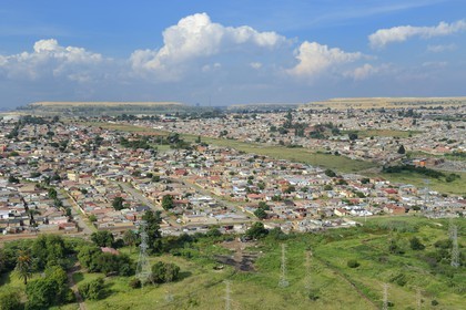 Afrique du Sud, province de Gauteng, Johannesburg, Soweto, le quartier d'Orlando du township et les terrils des mines d'or en arrière plan