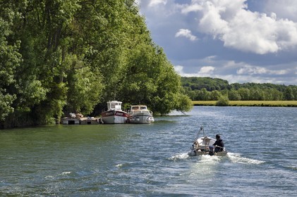 France, Charente-Maritime (17), Saintonge, Port-d'Envaux, en remontant la Charente à bord d'un canot