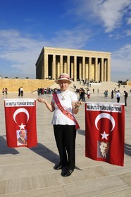 Turquie, Anatolie centrale, Ankara, ardente supporter d'Atatürk devant le mausolée d'Atatürk