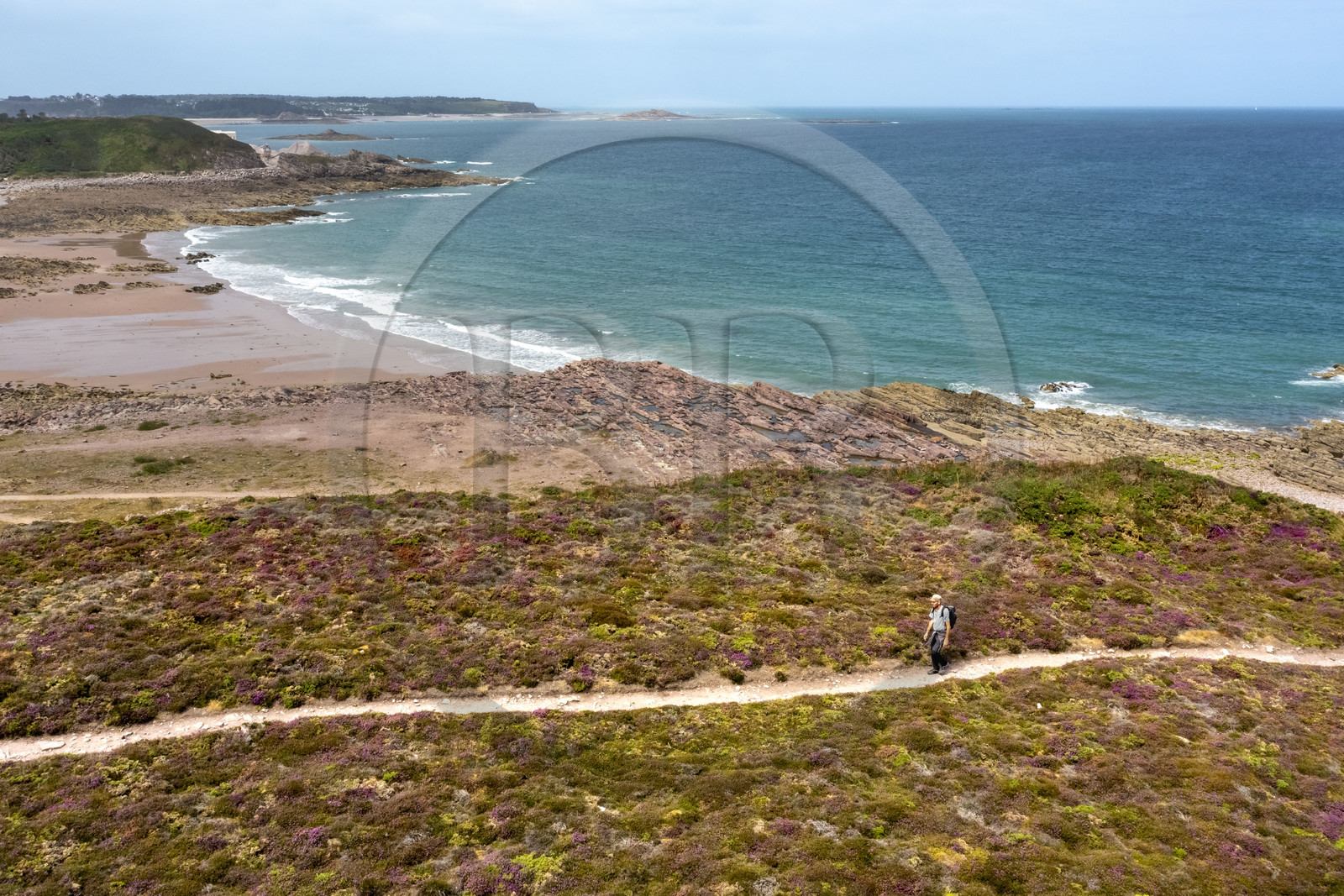 France, Côtes d'Armor (22), Grand Site de France Cap d'Erquy – Cap Fréhel, Fréhel, randonneurs sur le chemin de Grande Randonnée GR34 au dessus de la Grève des Fossés (vue aérienne)