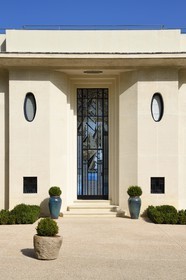 France, Pyrénées-Atlantiques (64), la côte du Pays-Basque, Ciboure, la Villa Art déco Leihorra dessiné par l'architecte Joseph Hiriart 1926, vitrail de la porte réalisé par le maître-verrier Jacques Gruber