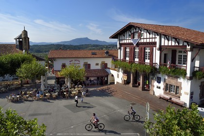 France, Pyrénées-Atlantiques (64), la côte du Pays-Basque, Bidart, l'église Notre-Dame-de-l'Assomption et l'Hotel de Ville