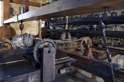 France, Dordogne (24), Périgord Pourpre, Bergerac, Musée d’anthropologie du tabac dans la Maison Peyrarède édifiée en 1604, machine à usiner par copiage (machine à sculpter les têtes de pipes) de Dalloz