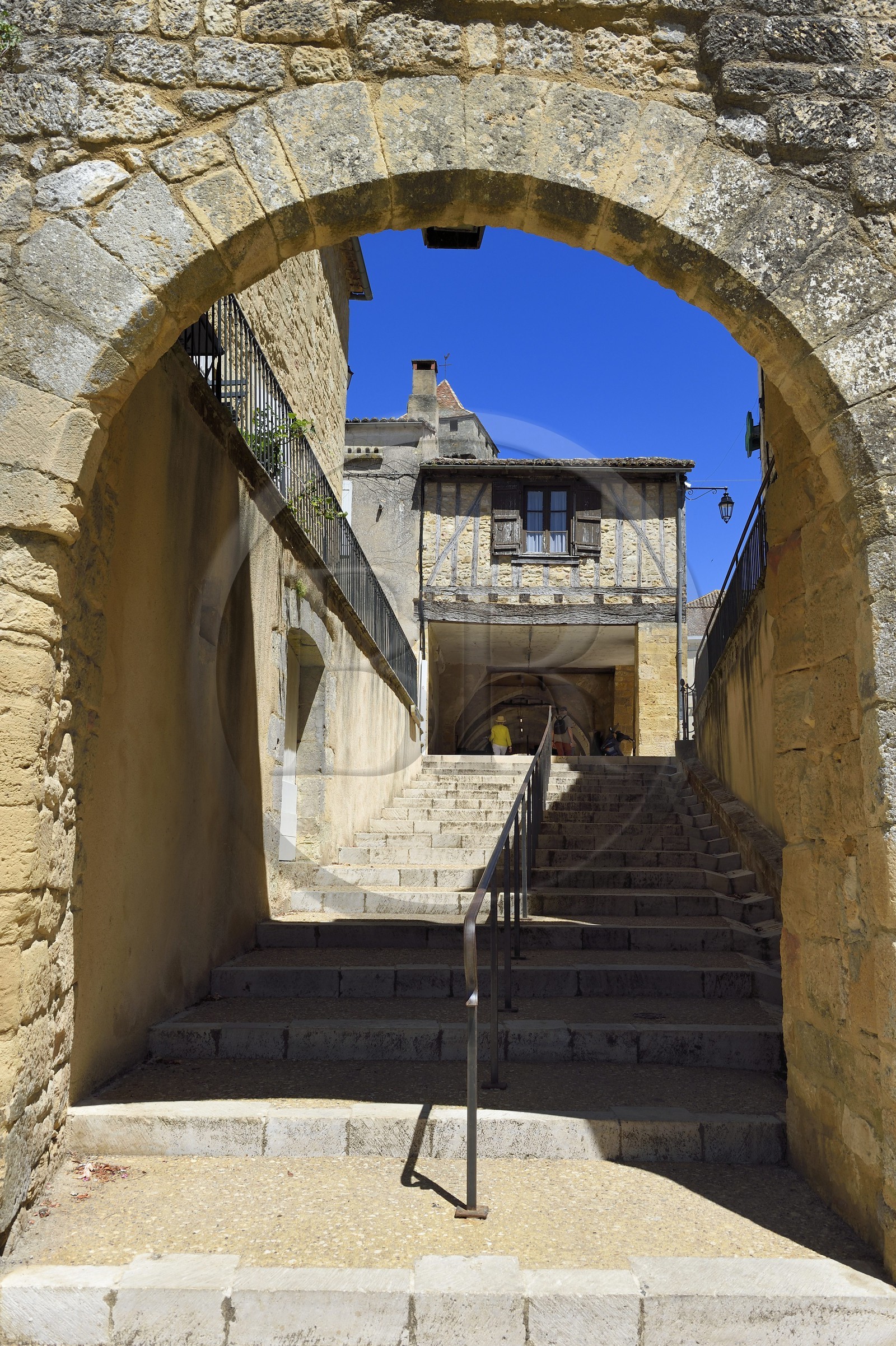 France, Dordogne (24), Périgord Pourpre, Beaumont-du-Périgord, la porte de Luzier (de Lusies) donne accès au coeur du village fortifié