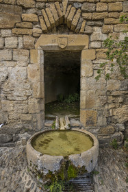 France, Aveyron (12), parc naturel régional des Grands Causses, Peyre, labellisé Les Plus Beaux Villages de France, église troglodytique Saint-Christophe des XIème et XVIIème siècles, bassin de la fontaine Cazottes