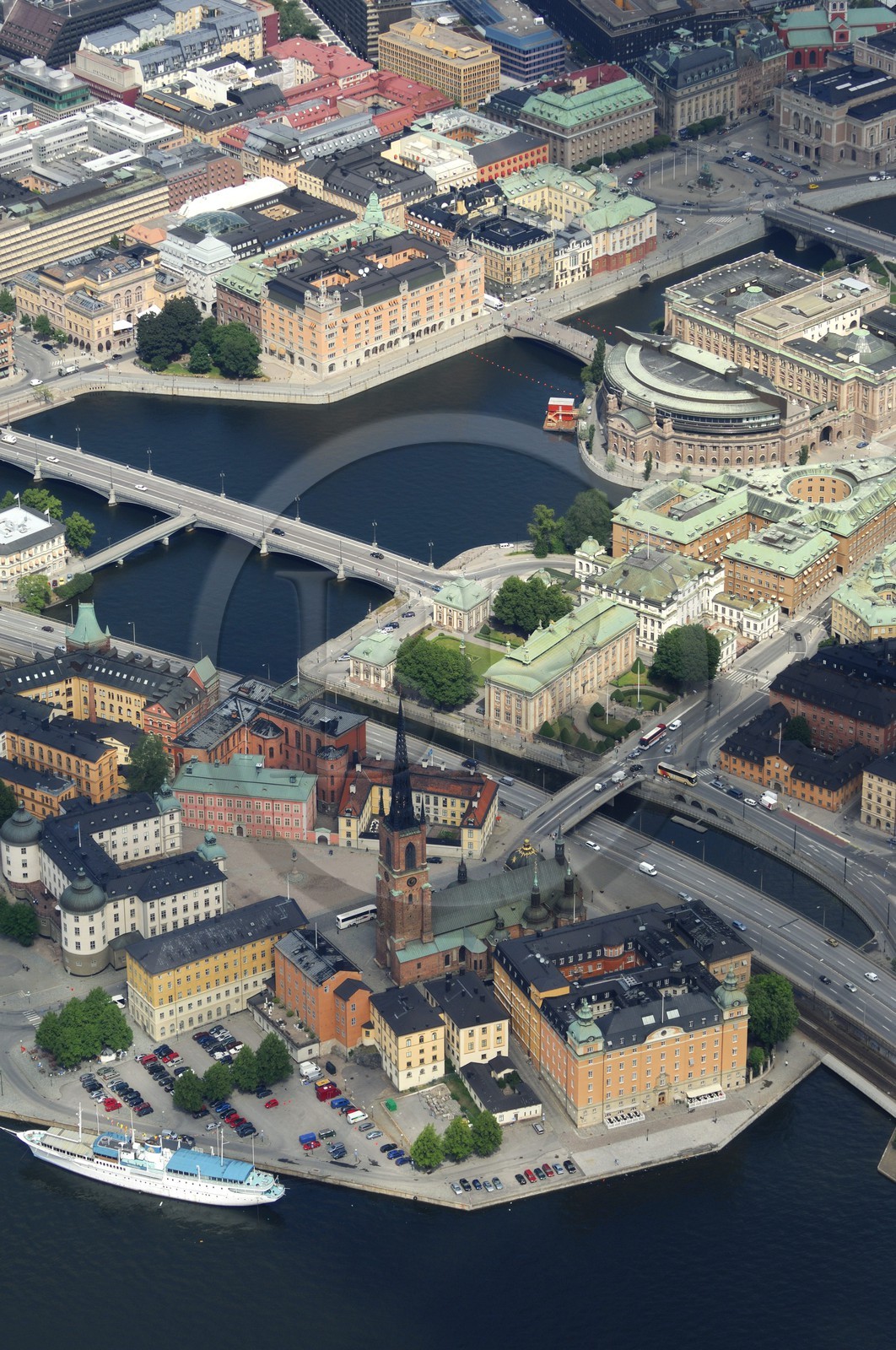 Suède, Stockholm, ile de Gamla Stan (vieille ville), Ile des Chevaliers (Riddarholmen) et le Parlement (Riksdagshuet) en arrière plan à droite (vue aérienne)