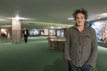 France, Paris (75), place du Colonel Fabien, immeuble du parti communiste français de l'architecte Oscar Niemeyer, vernissage de l'exposition Odyssée de l'artiste Fred Kleinberg à l'Espace Niemeyer