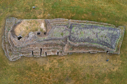 France, Finistère (29), Baie de Morlaix, Presqu'ïle de Kernehelen, site mégalithique du Cairn de Barnenez vieux de 6000 ans (vue aérienne)