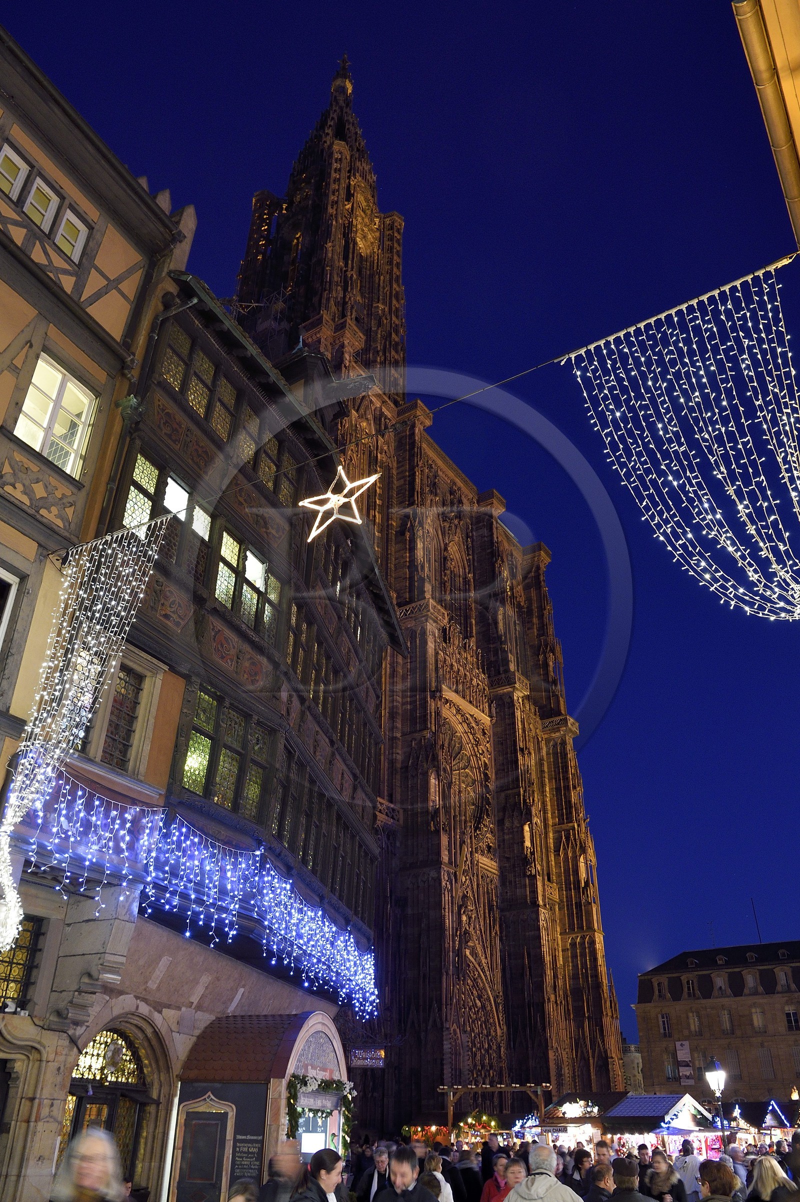 France, Bas-Rhin (67), Strasbourg, vieille ville classée au Patrimoine Mondial de l'UNESCO, place de la cathédrale, la maison Kammerzell (Xve siècle) convertie en un hôtel et restaurant, la cathédrale Notre Dame en arrière plan