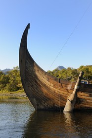 Norvège, Nordland, Iles Lofoten, ile de Vestvagoy, le drakkar (bateau viking) Lofotr construit à l'identique sur le lac de Borg