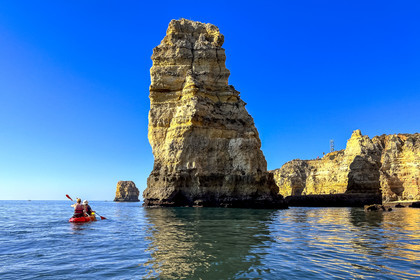 Portugal, Algarve, Lagos, randonnée en kayak au pied des falaises escarpées de la Ponta da Piedade