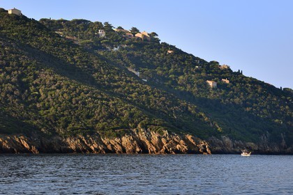 France, Var (83), Iles d'Hyères, Parc national de Port Cros, Ile du Levant, la zone militaire en bas à gauche et la zone civile d'Héliopolis en haut à droite