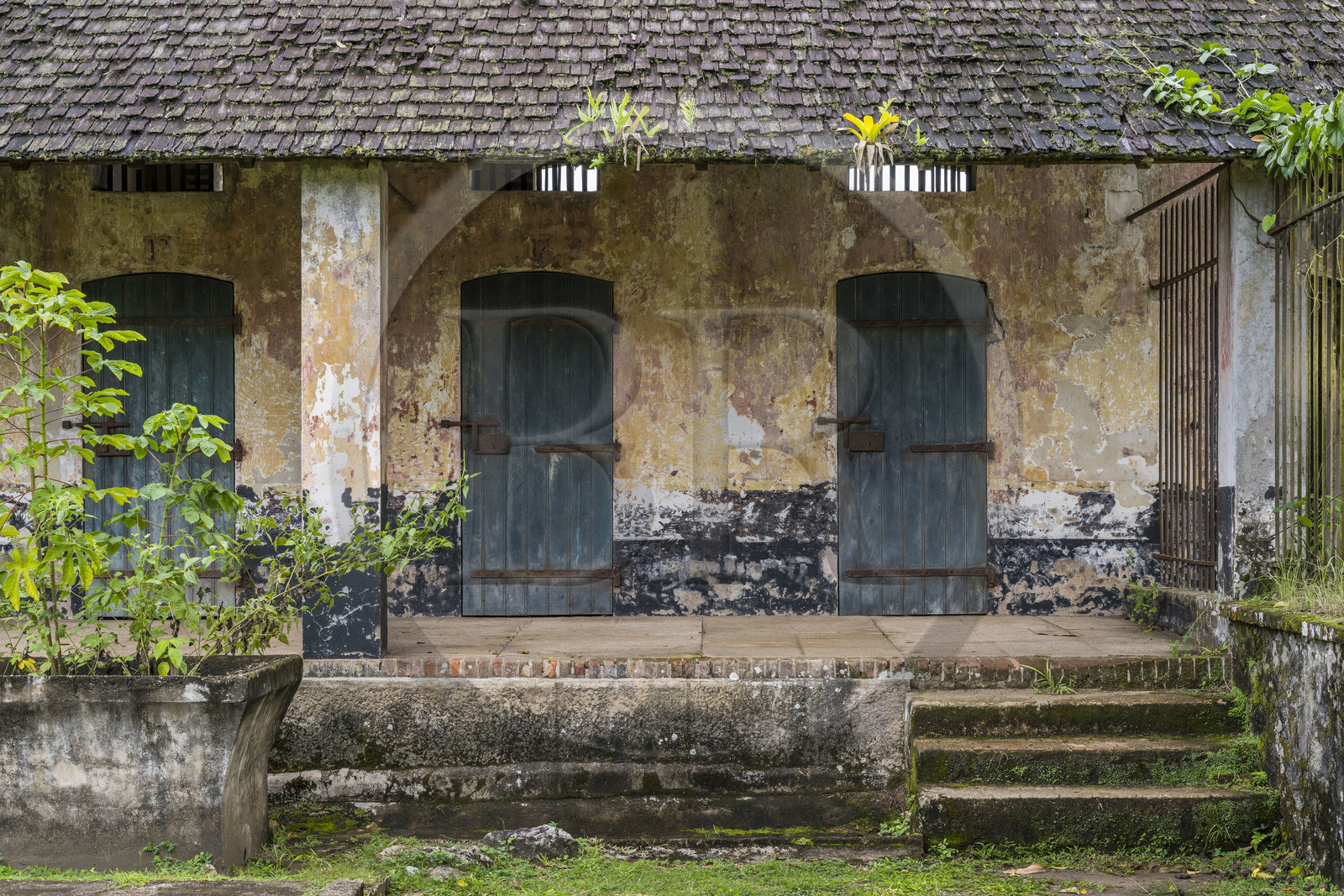 France, Guyane, Saint-Laurent-du-Maroni, bagne ou Camp de la Transportation, les quartiers disciplinaires, cellules individuelles du premier quartier pour les bagnards en partance pour les Iles du Salut