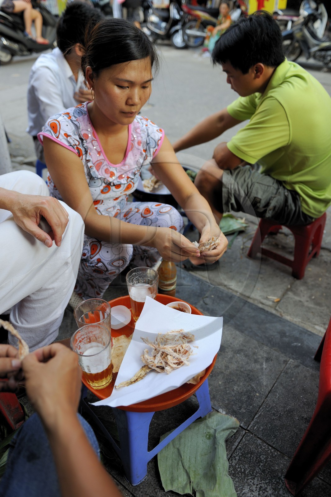Vietnam, Hanoï, micro brasserie où l'on mange du calamar séché acheté dans la rue et boit de la Bia Hoi la bière pression