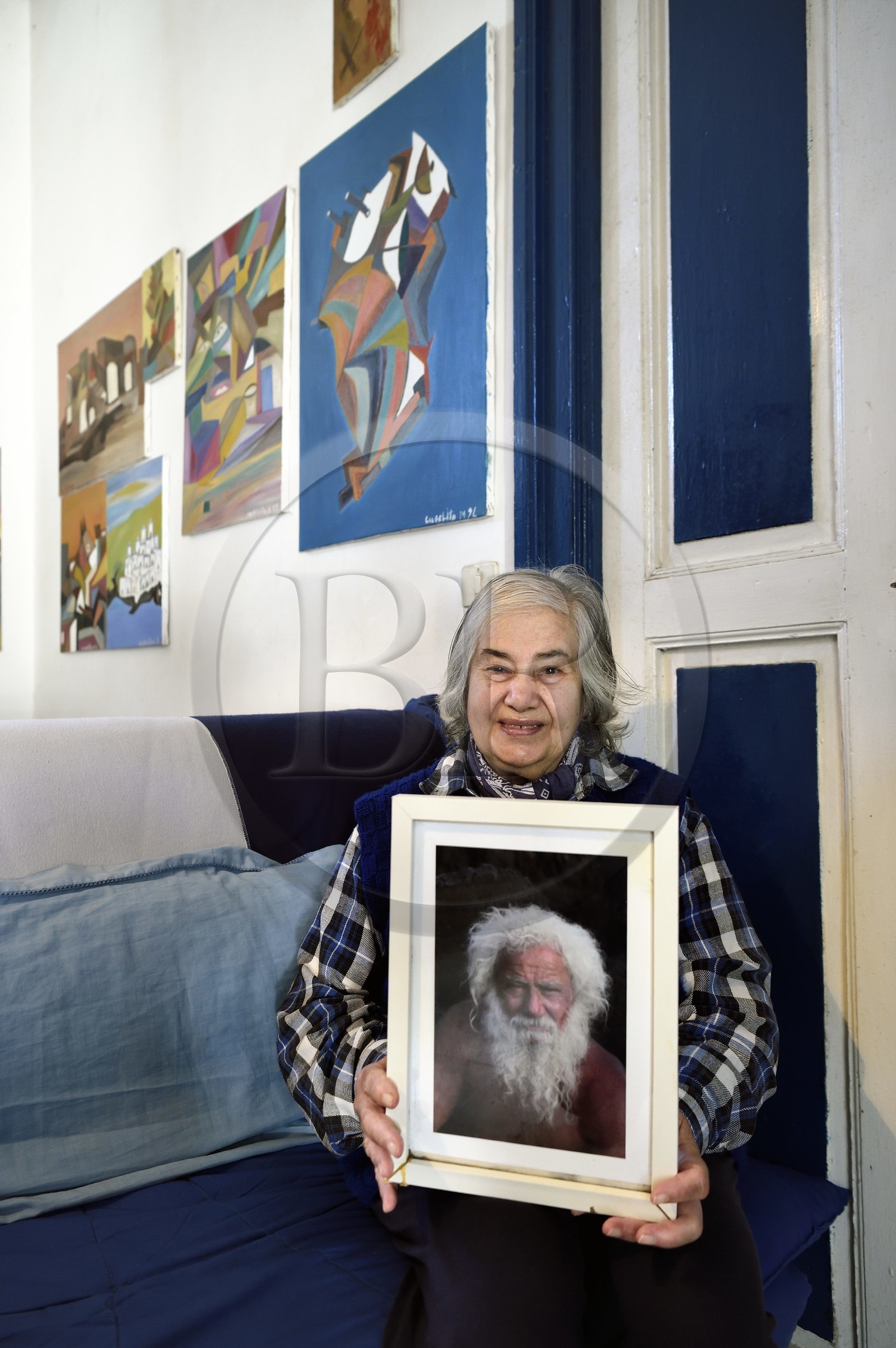 Italie, Sicile, iles Eoliennes, classées Patrimoine Mondial de l'UNESCO, ile de Stromboli, Angeletta, l'épouse du pecheur et peintre Mario Cusolito aujourd'hui décédé dont on peut voir les oeuvres en arrière plan Italie, Sicile, iles Eoliennes, classées Patrimoine Mondial de l'UNESCO, ile de Stromboli, Angeletta, l'épouse du pecheur et peintre Mario Cusolito aujourd'hui décédé dont on peut voir les oeuvres en arrière plan