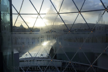 Royaume-Uni, Irlande du Nord, Belfast, le dôme en verre de 35m de diamètre du centre commercial de Victoria Square offre une large vue sur la ville