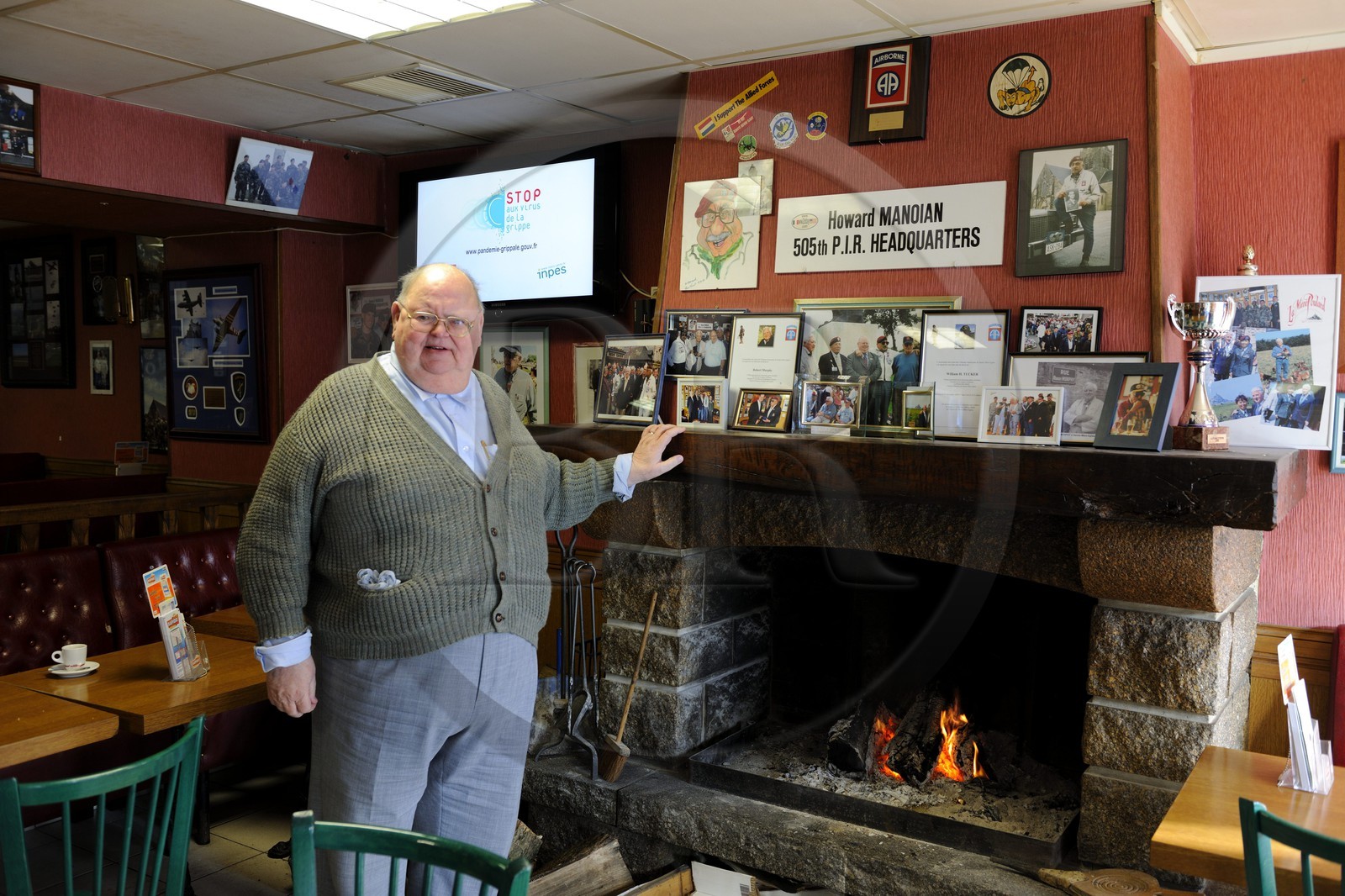 France, Manche (50), Cotentin, Sainte-Mère-Eglise, le café le Stop Bar et son patron Roger Coueffin