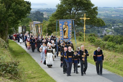 France, Finistère (29), Locronan, labellisé Les Plus Beaux Villages de France, procession de la petite Troménie, en arrière plan l'église Saint Ronan