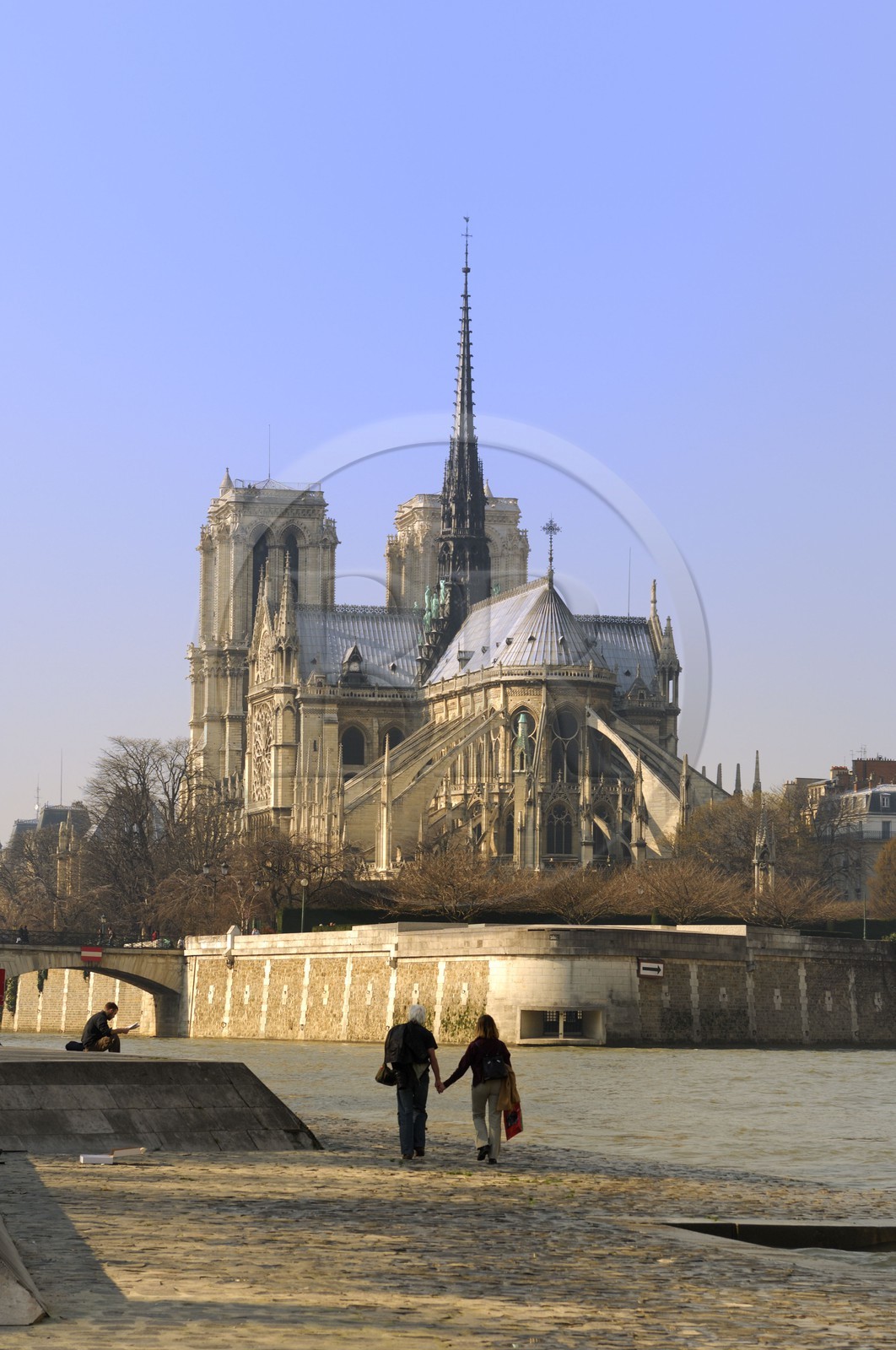 France, Paris (75), les rives de la Seine, classées Patrimoine Mondial de l'UNESCO, la cathédrale Notre-Dame et couple d'amoureux
