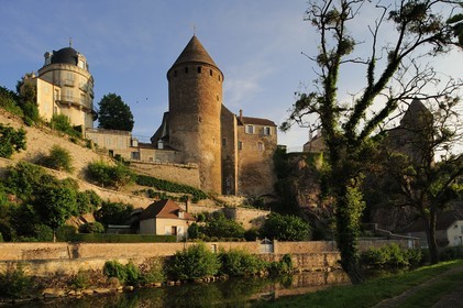 France, Côte d'Or (21), Semur-en-Auxois, la Tour Margot dominant les bords de la rivière l'Armançon