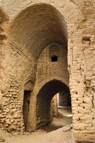 Iran, Province de Yazd, en bordure du désert du Dasht-e Kavir, le vieux village de Kharanaq, maison en briques de terre crue (adobe)