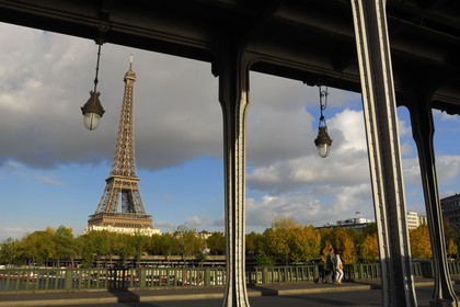 France, Paris (75), la Tour Eiffel vue du pont de Bir-Hakeim