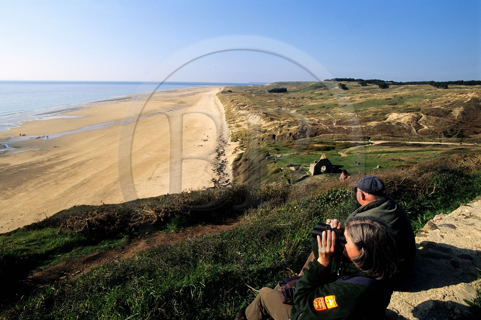 France, Manche (50), Cotentin, Barneville-Carteret, randonneurs observant la plage de la vieille-église et les dunes