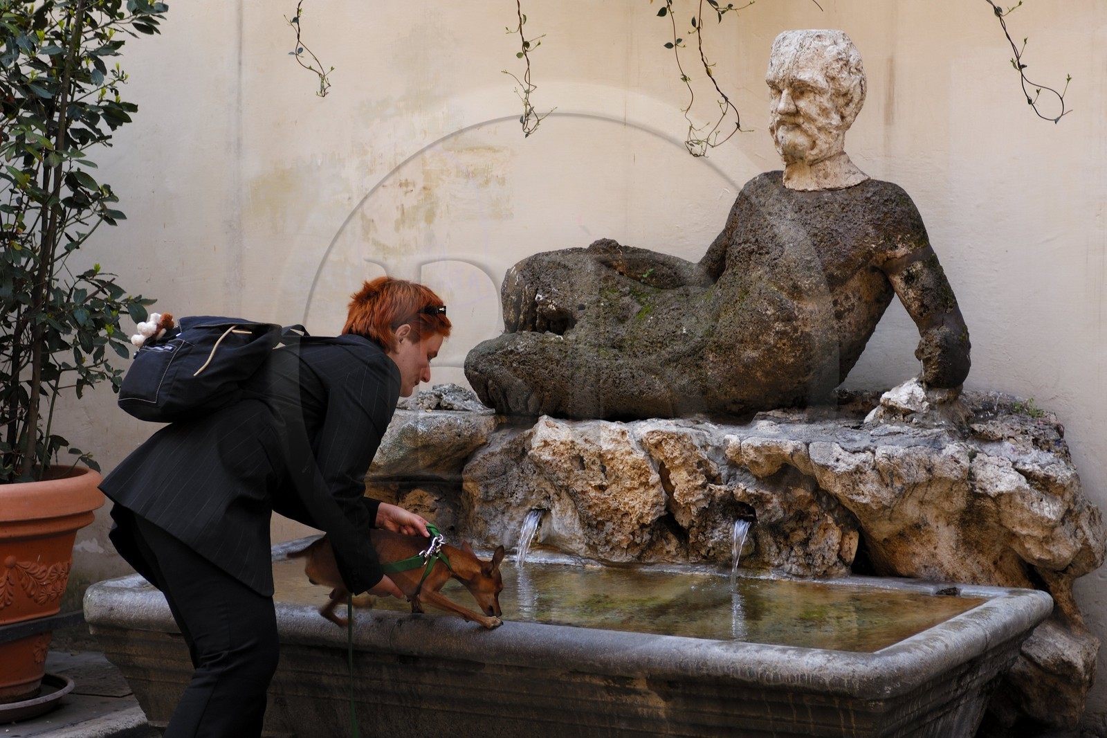 Italie, Latium, Rome, centre historique classé Patrimoine Mondial de l'UNESCO, Fontaine del babuino qui ne représente pas un singe mais un silène, être mythologique, sorte de satyre, vieillard jovial mais d'une grande laideur