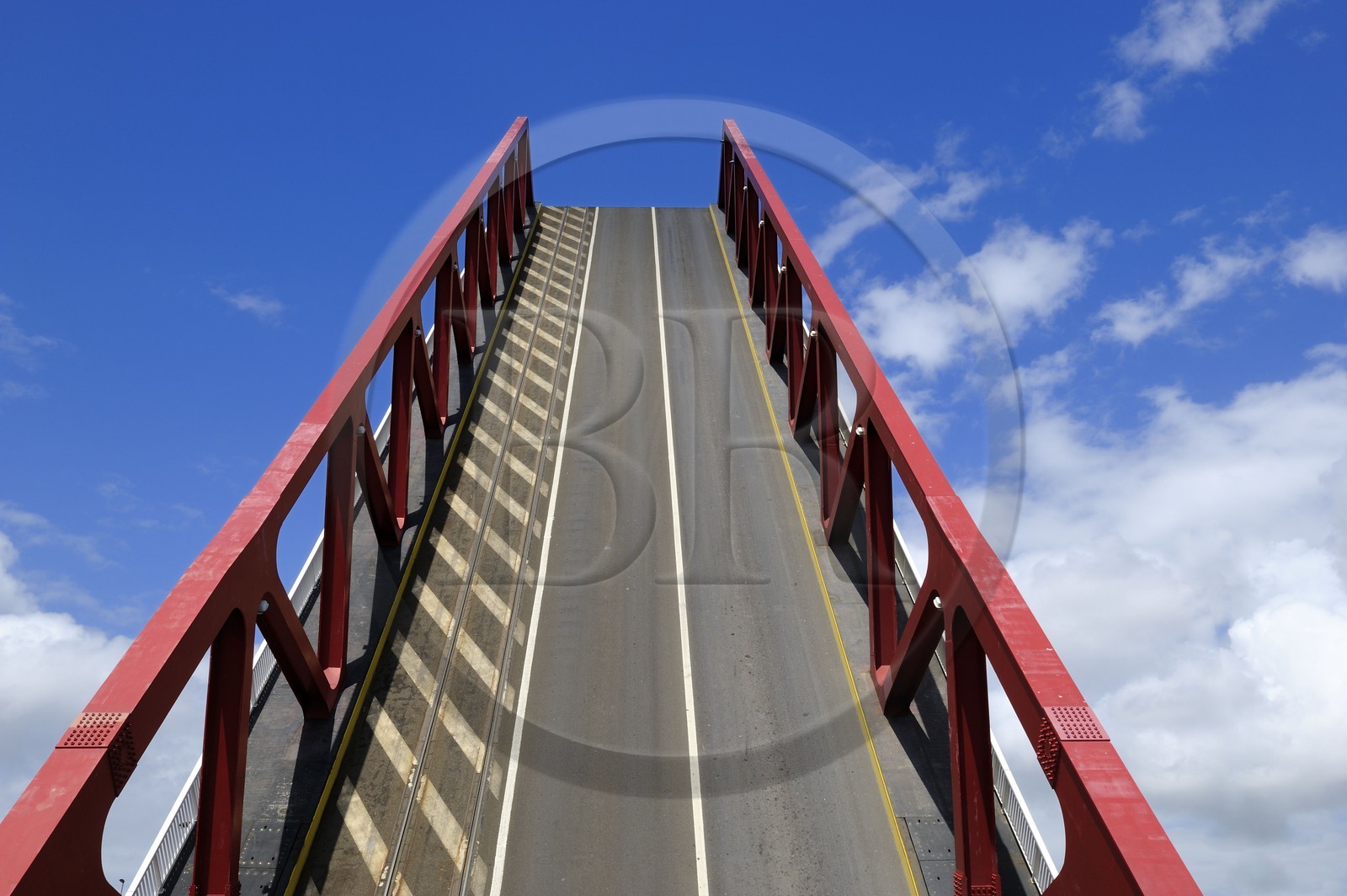 France, Seine-Maritime (76), Le Havre, le port de commerce, pont levant de l'écluse François Ier, route pour le paradis