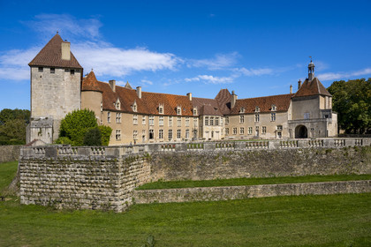 France, Côte-d'Or (21), Epoisses, le château d'Epoisses et les vestiges de sa deuxième enceinte fortifiée