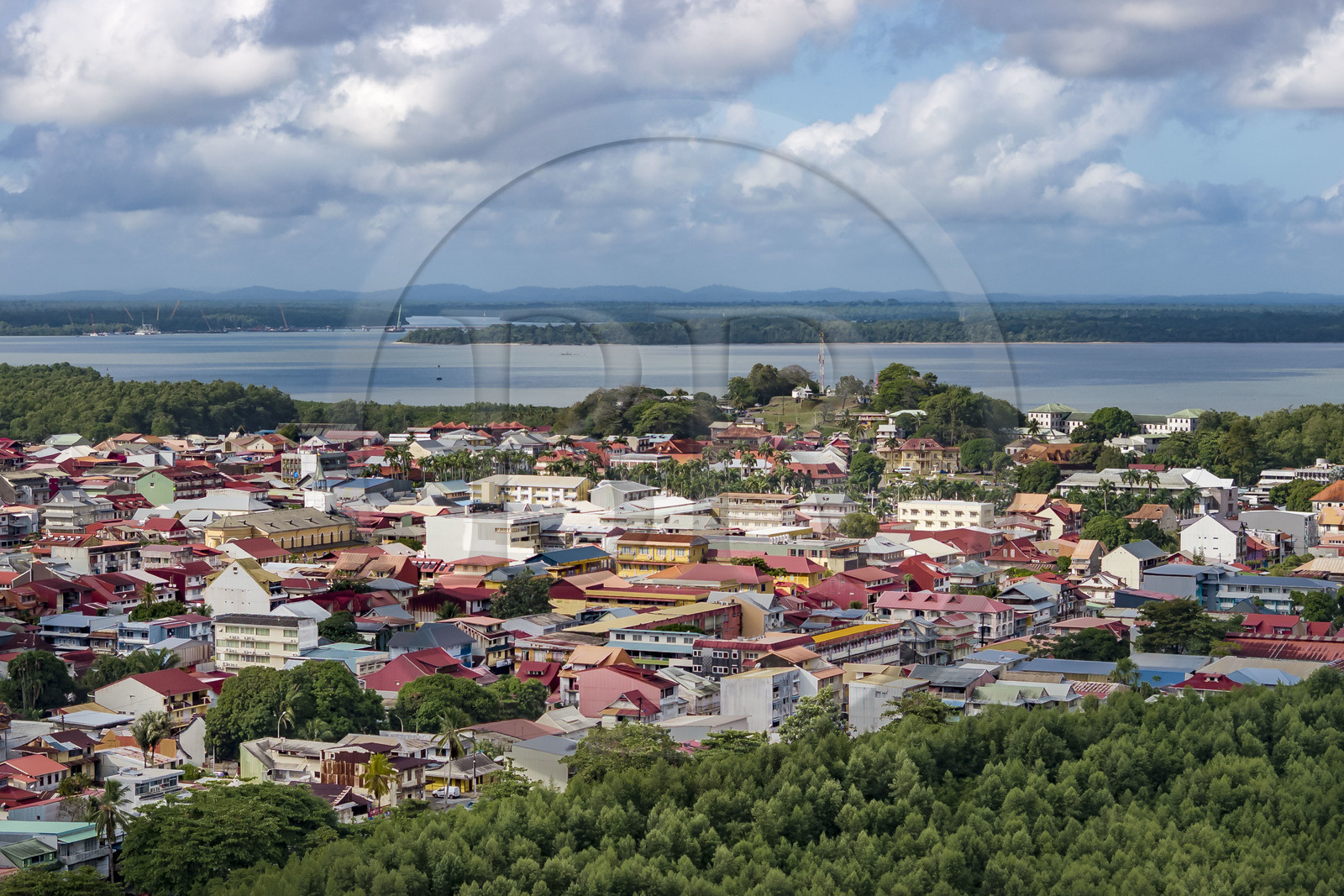 France, Guyane, Cayenne, la ville est bordée de mangrove, le fort Cépérou en arrière plan (vue aérienne)
