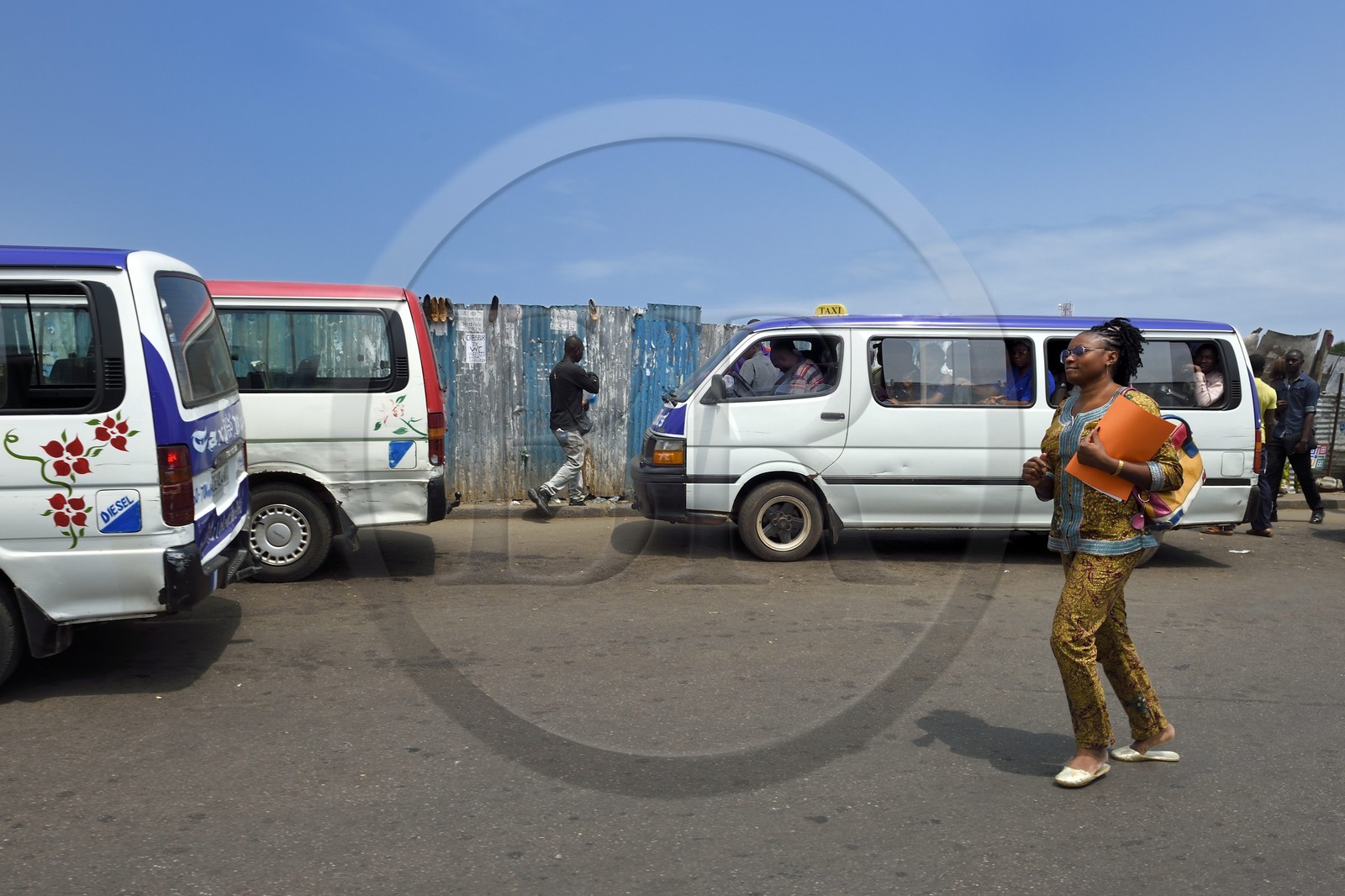 Gabon, Libreville, minibus à la gare routière