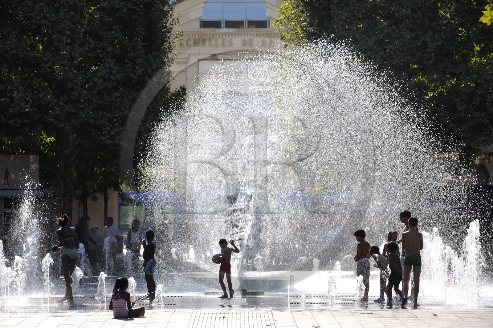 France, Hérault (34), Montpellier, quartier Antigone de l'architecte Ricardo Bofill, la fontaine de la place du Nombre d'Or France, Hérault (34), Montpellier, quartier Antigone de l'architecte Ricardo Bofill, la fontaine de la place du Nombre d'Or