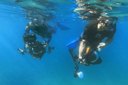 Sultanat d'Oman, gouvernorat de Mascate, réserve naturelle des Iles Daymaniyat, la photographe-plongeuse Maisa Al Hooti avec le plongeur photographe et réalisateur de films Darryl MacDonald