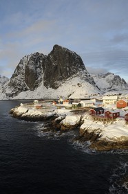 Norvège, Nordland, Iles Lofoten, Ile de Moskenes, le port de pêche de Hamnoy près de Reine, accrochage du cabillaud (morue) pour le séchage