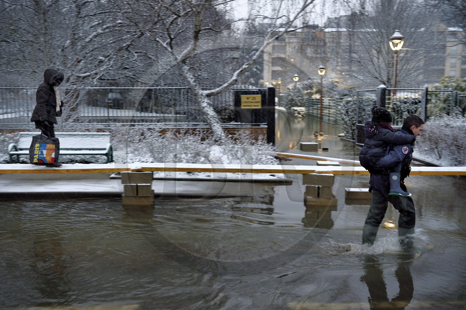 France, Val-de-Marne (94), les bords de Marne, Bry-sur-Marne, les bords de Marne inondés, un policier municipal vient en aide aux sinistrés