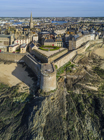 France, Ille-et-Vilaine (35), Côte d'Emeraude, Saint-Malo, la ville fortifiée avec la Tour Bidouane au premier plan (vue aérienne)