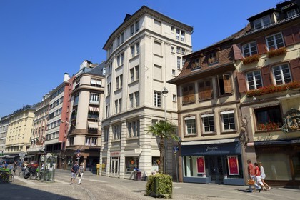 France, Bas-Rhin (67), Strasbourg, vieille ville classée au Patrimoine Mondial de l'UNESCO, La Grande Percée de 1908 dans le plan de la Neustadt, rue du 22 Novembre, à droite un groupe de maisons plus anciennes conservées car dans l’alignement de la courbure de la rue
