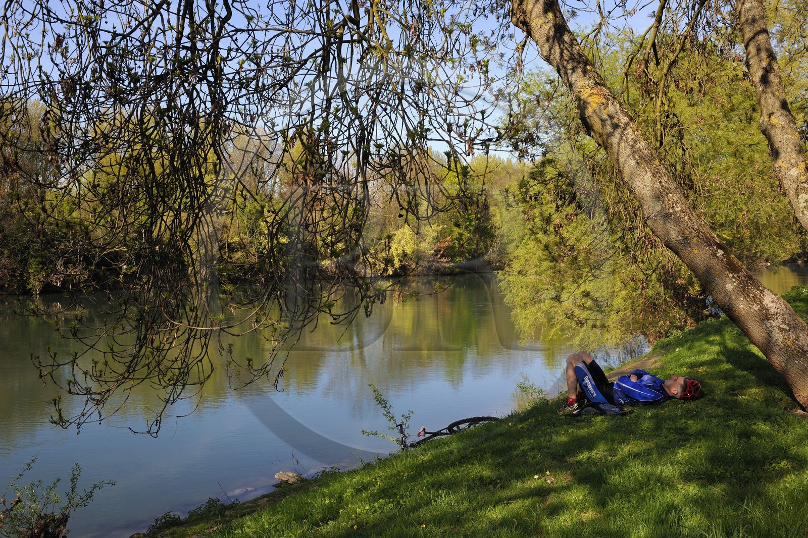 France, Val-de-Marne (94), les bords de Marne, Noisy-Le-Grand, le repos du cycliste