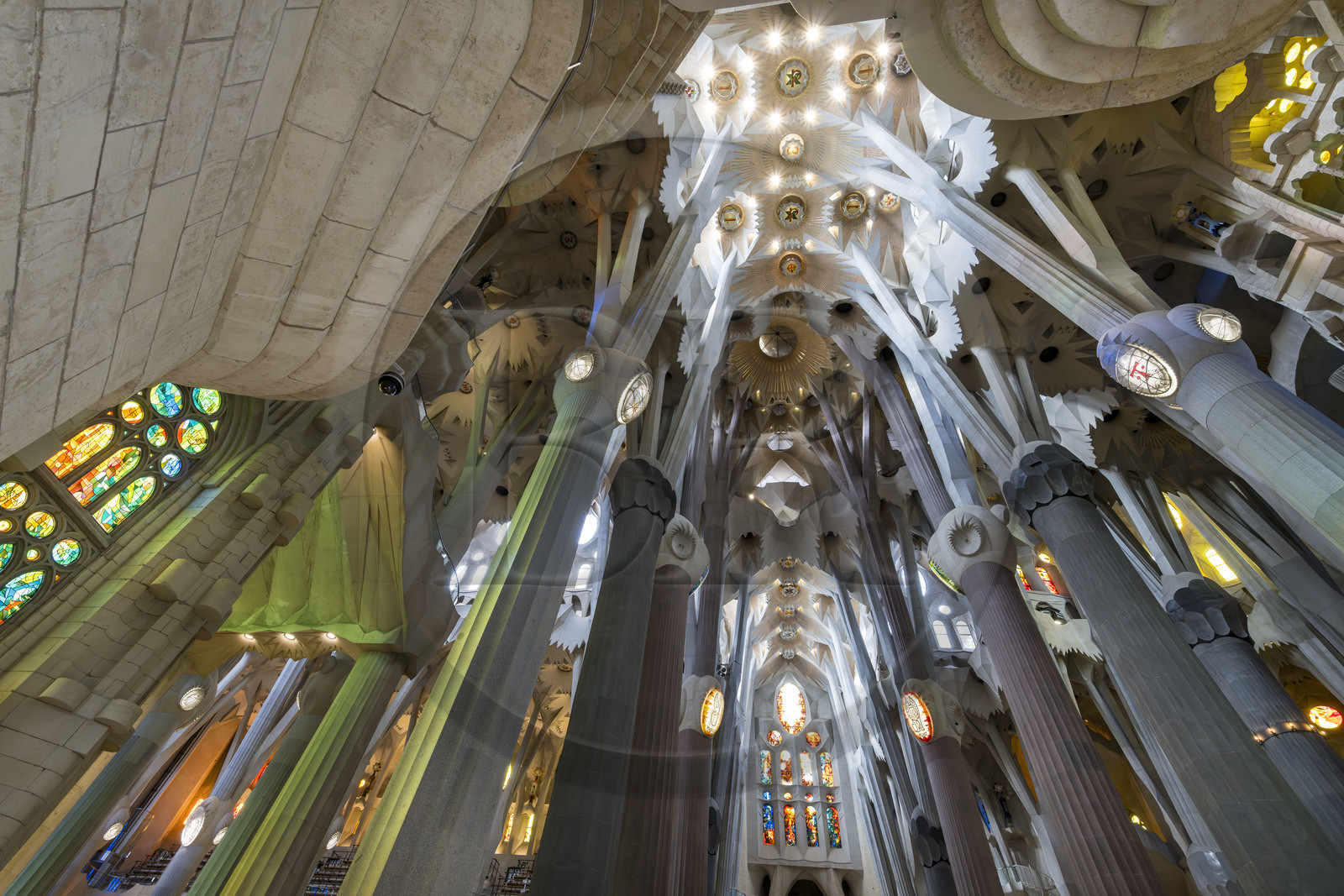 Espagne, Catalogne, Barcelone, quartier de l'Eixample, basilique de la Sagrada Familia de l'architecte du modernisme catalan Antoni Gaudi classée Patrimoine Mondial de l'UNESCO, le transept et l'intérieur de la facade de la Passion en arrière plan