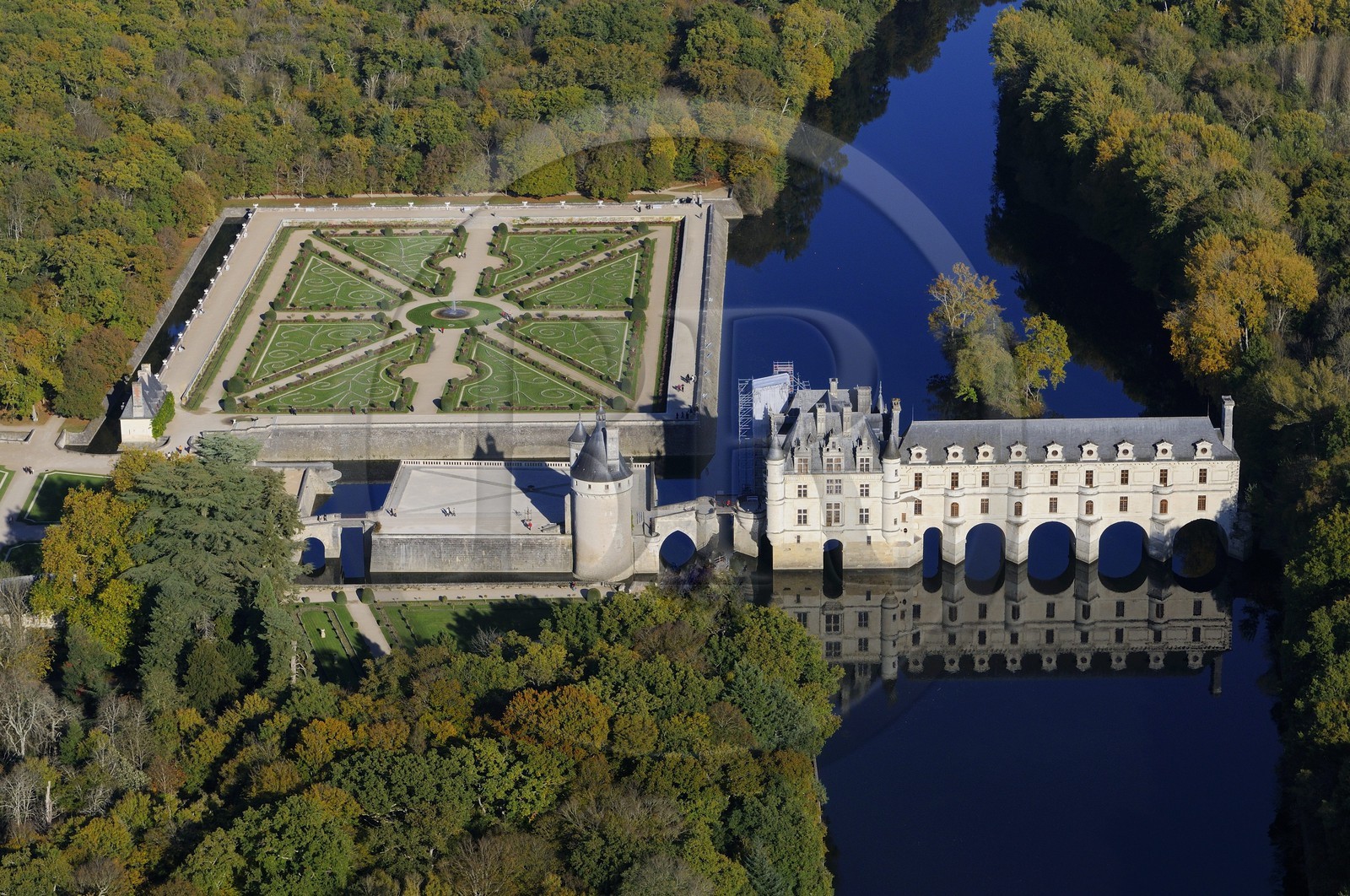France, Indre-et-Loire (37), château de Chenonceau et son jardin à la française au bord du Cher (vue aérienne)