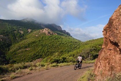 France, Var (83), Agay commune de Saint-Raphaël, massif de l'Estérel, cycliste au col de l'évèque et montagne de la Sainte-Baume en arrière plan