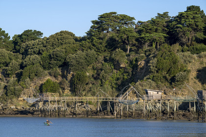 France, Loire-Atlantique (44), Baie de Bourgneuf, Pornic, cabanes de pêche traditionnelle au carrelet en bordure de la plage de Crêve-coeur à La Bernerie-en-Retz, pecheurs à pied de crevettes à l'épuisette
