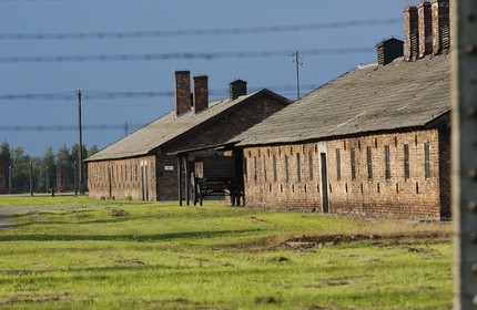 Pologne, région de la Petite-Pologne, environs de Cracovie, village d' Oswiecim, camp d' Extermination d' Auschwitz-Birkenau, baraquements derrières barbelés électrifiés qui entourent le camp