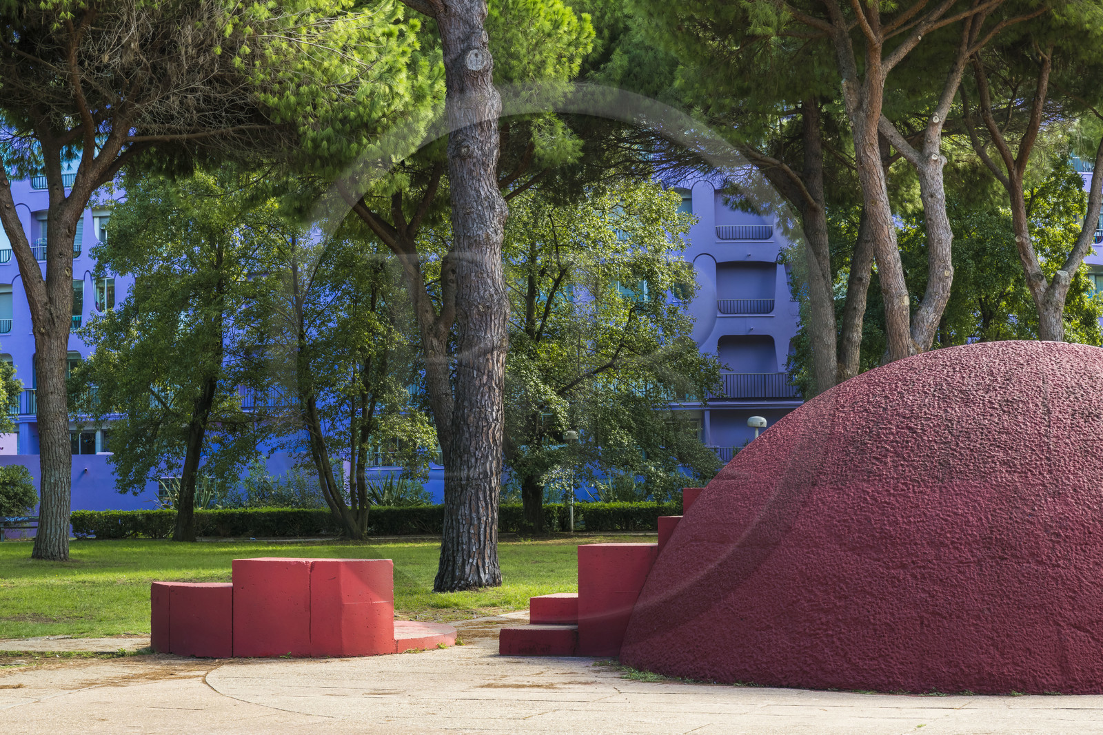 France, Hérault (34), La Grande-Motte, labellisé patrimoine du XXème siècle, quartier du Couchant à l'ouest du port, place du Cosmos et l'immeuble le Paradis du Soleil des architectes Jean Balladur et Jean-Bernard Tostivint