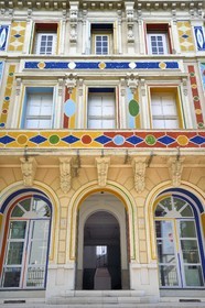 France, Var (83), Toulon, Centre d'Art de l'Hotel des Arts, décors peints sur facade par l'artiste Alexandre Benjamin Navet