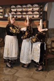 France, Finistère (29), Locronan, labellisé Les Plus Beaux Villages de France, ajustement des costumes traditionnels le matin de la procession de la petite Tromenie dans la ferme de la famille Louboutin