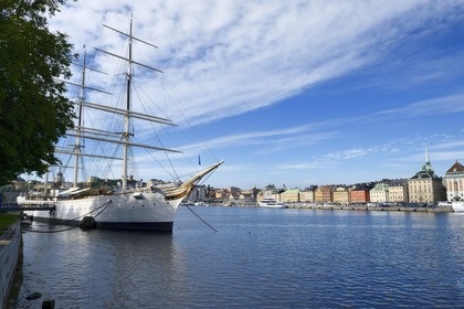 Sweden, Stockholm, the STF Vandrarhem af Chapman sailboat converted into a youth hostel on the island of Skeppsholmen and the old town on the island of Gamla stan right