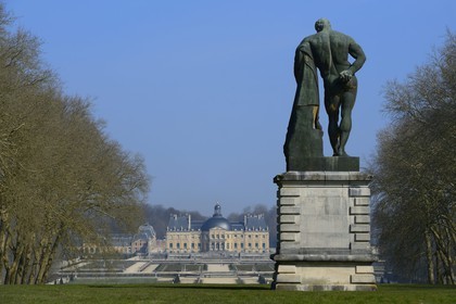 France, Seine et Marne, Maincy, Chateau de Vaux le Vicomte, southern facade of the castle and Ulysses statue in the foreground